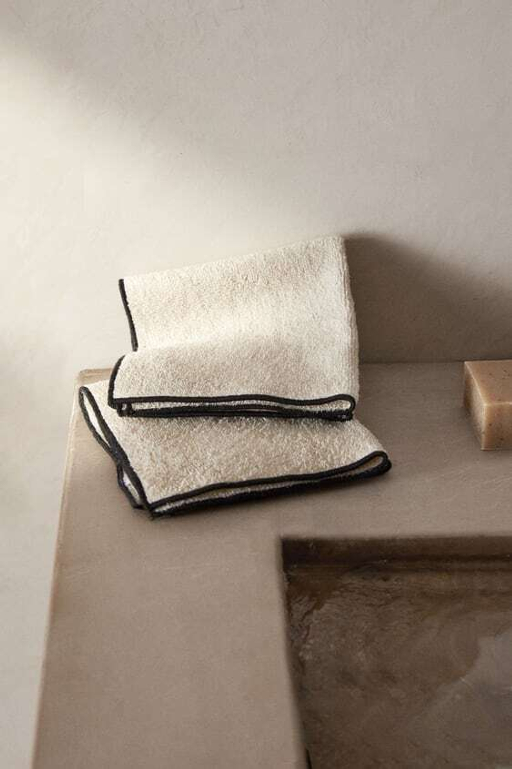 ZARA HOME ХЛОПКОВОЕ ПОЛОТЕНЦЕ (НАБОР ИЗ 3 ШТУК), ПЕСОЧНЫЙ/ЧЕРНЫЙ