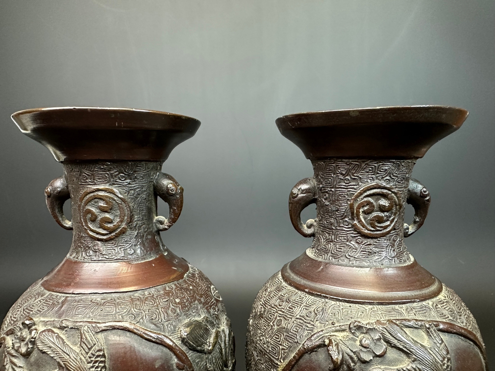 Пара старинных японских бронзовых ваз
