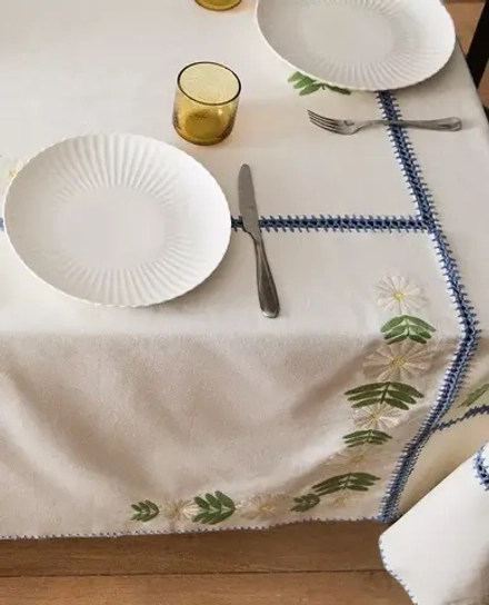 ZARA HOME СКАТЕРТЬ С КОНТРАСТНОЙ ВЫШИВКОЙ, ЭКРЮ