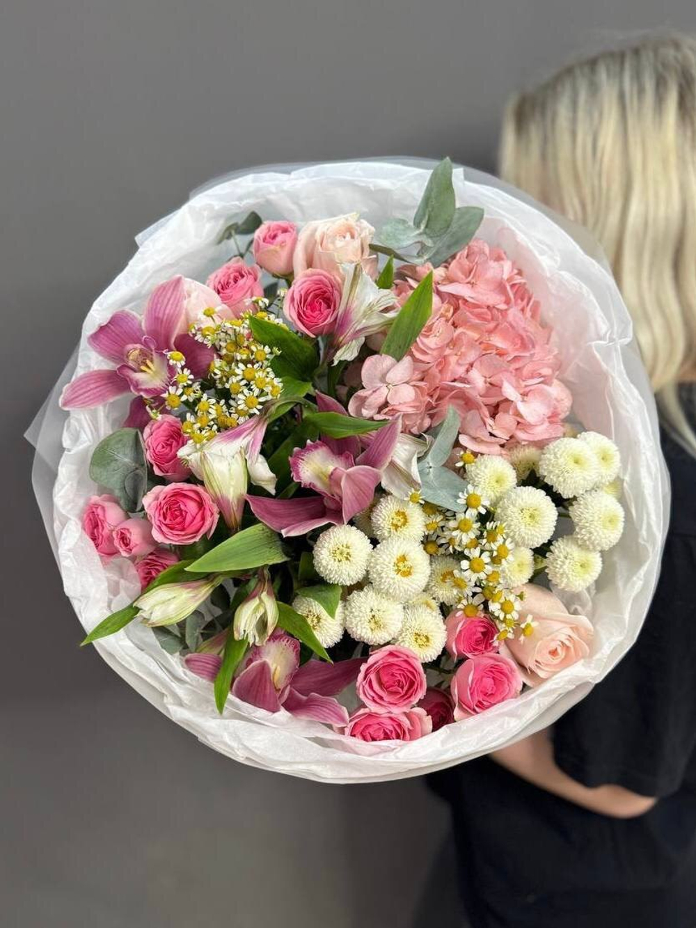 Авторский букет с розовой гортензией