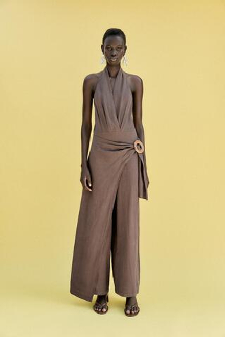 ZARA КОМБИНЕЗОН ИЗ ТКАНИ РАМИ С ГОРЛОВИНОЙ ХАЛТЕР, КОРИЧНЕВЫЙ