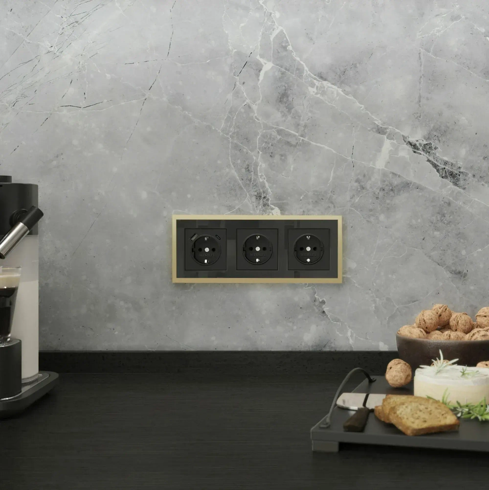 Рамка на 3 поста Baguette (черный/латунь) W0032852