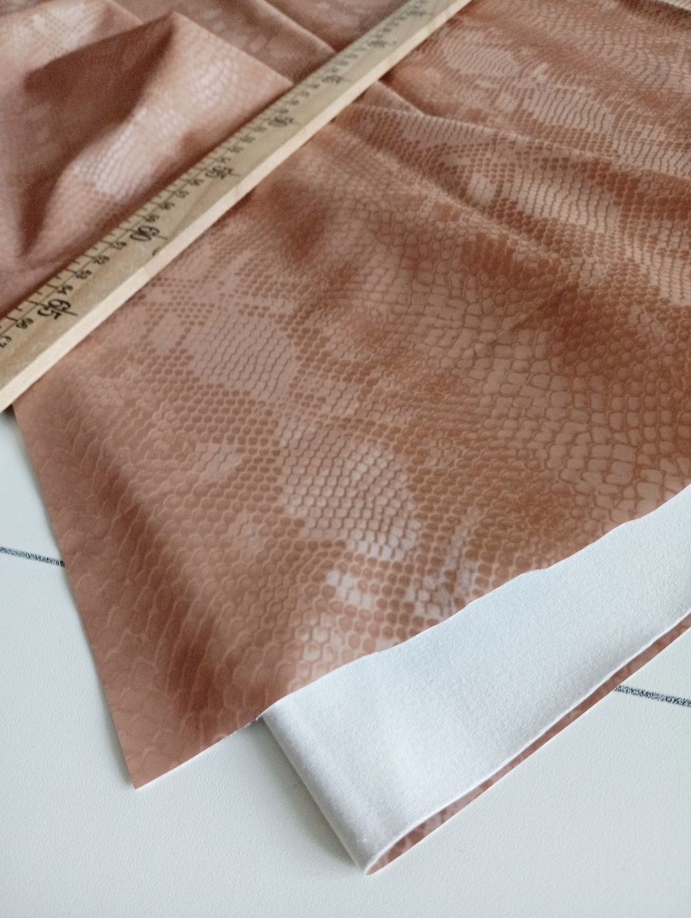 Эко-кожа (под рептилию). Цвет- Бежевый