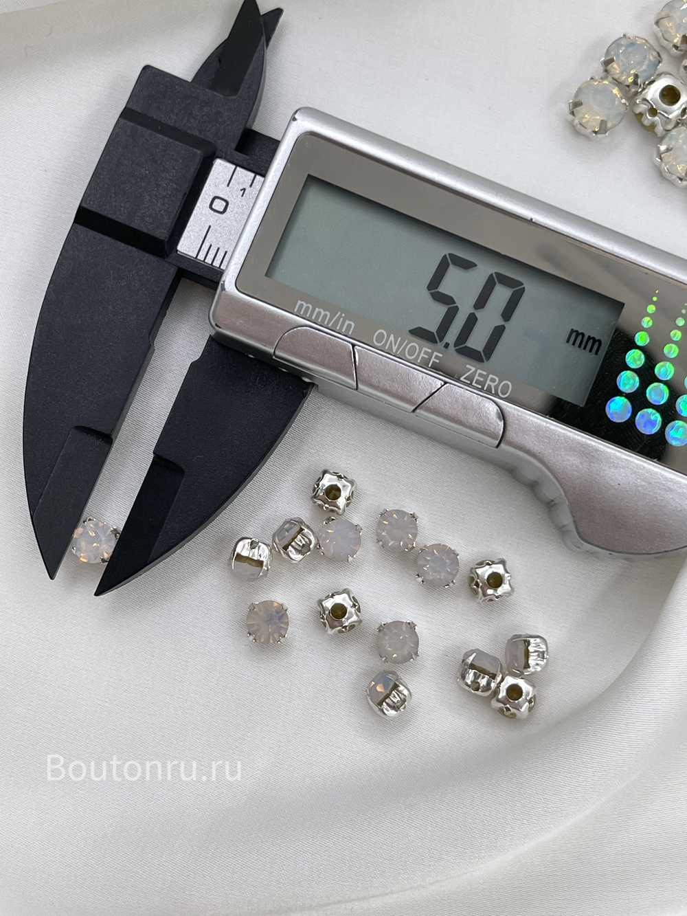 Стразы круглые в квадратных в цапах луна