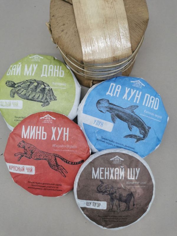 Прессованный в форме блина чай, изготовленный по заказу Компании 