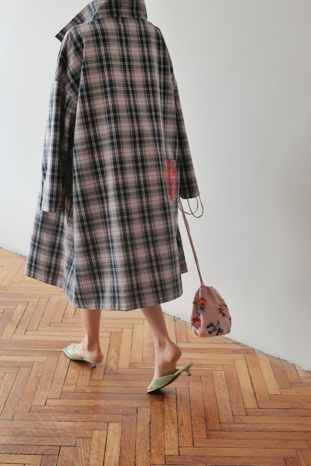 Плащ с расшитым кармашком