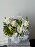 Корзнина из гортензии, диантусов, лизиантуса и ромашки