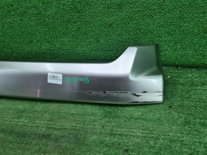 Накладка переднего бампера Toyota Hiace H200 10-19