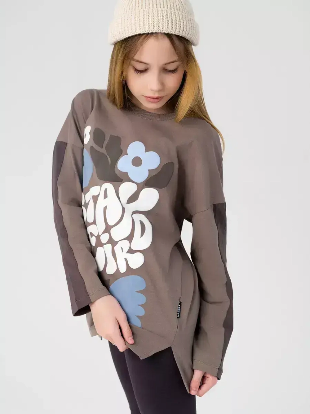 Лонгслив для девочки оверсайз с принтом