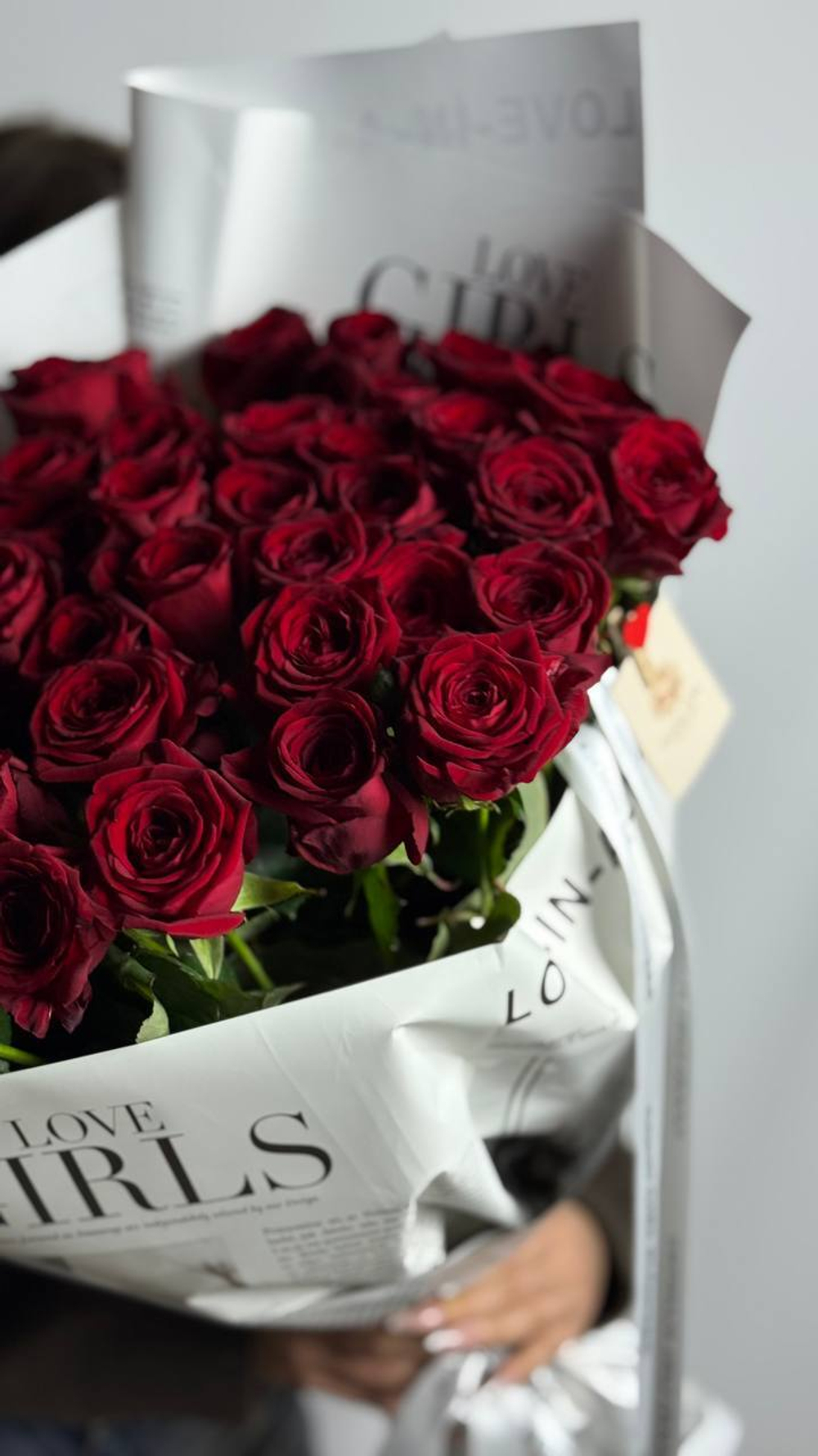 Букет из алых роз