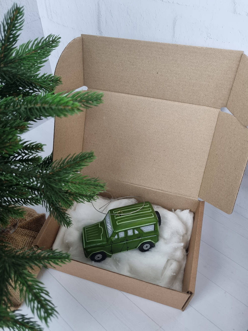 Фарфоровая игрушка "Машина УАЗ"