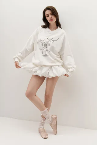 Свитшот с V-образным вырезом кремового цвета