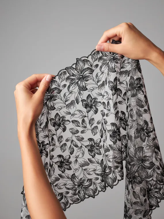 05-159 Вышивка на неэл. сетке 30 см, айвори/черный