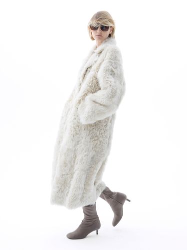 Длинная шуба из овчины в белом цвете
