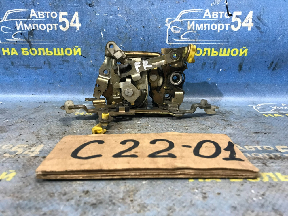 Замок двери передней правой NISSAN LARGO 1992