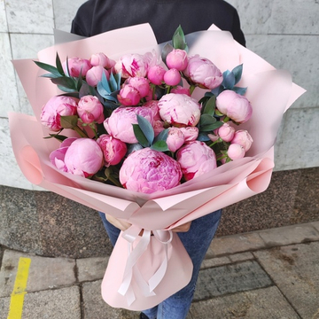 Авторский букет с пионами "Сара Бернар" и пионовидными кустовыми розами