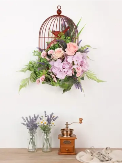 Композиция настенная с цветами в металлической клетке