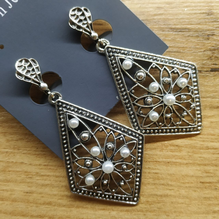 Серьги на англ.заст Bohemia Ромб цветок с бусинками металл античный серебристый  5,7х3 см