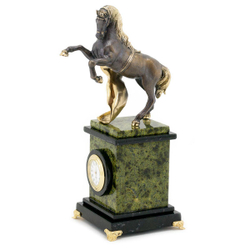 Часы "Конь с попоной" камень змеевик 130х95х240 мм 1400 гр. R115025