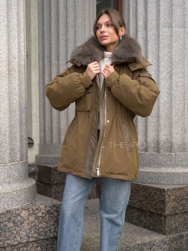 Парка на пуху цвета хаки с меховым воротником и капюшоном