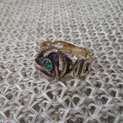 Кольцо. Трискель с камнем