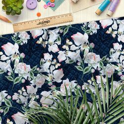 Ткань блэкаут живописные розы на синем фоне