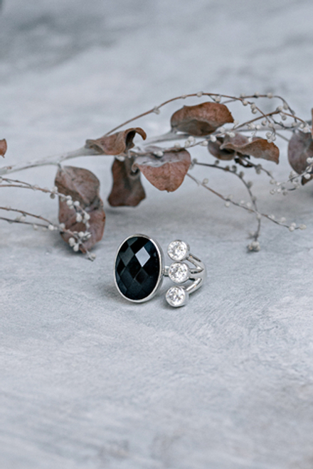 Кольцо «Триплет» с черной шпинелью