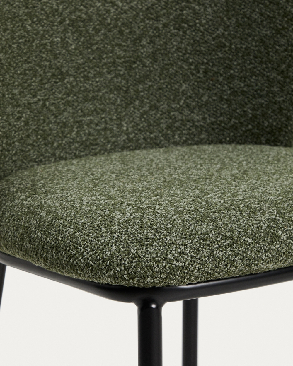 Барный стул Ciselia из темно-зеленого шенилла с ножками из черной стали