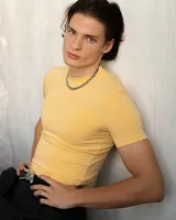 Желтая футболка 