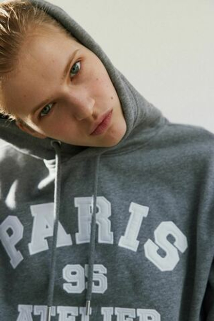 H&M ТОЛСТОВКА С КАПЮШОНОМ И НАДПИСЬЮ, СЕРЫЙ МЕЛАНЖ