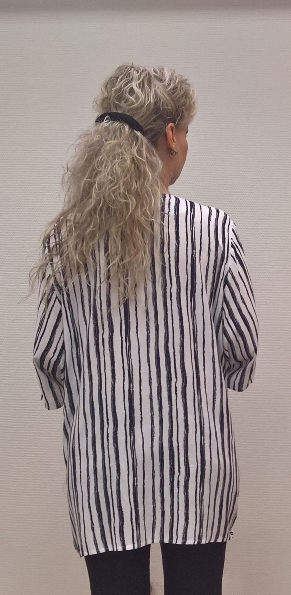 Блузон-рубашка в вертикальную полоску с клапанами на кармашках