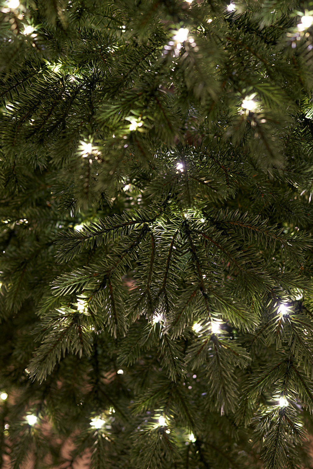 Ель искусственная с лампочками Аркадия