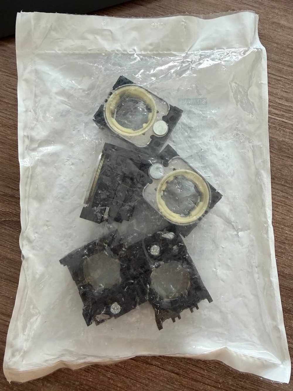 Монтажный элемент на фронтальную панель Siemens, 22мм, серия 3SU1.5 арт. 3SU1500-0AA10-0AA0