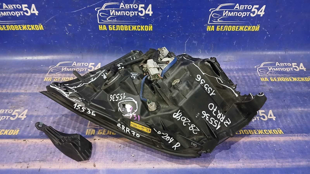 Фара передняя правая TOYOTA NOAH 2007-2010