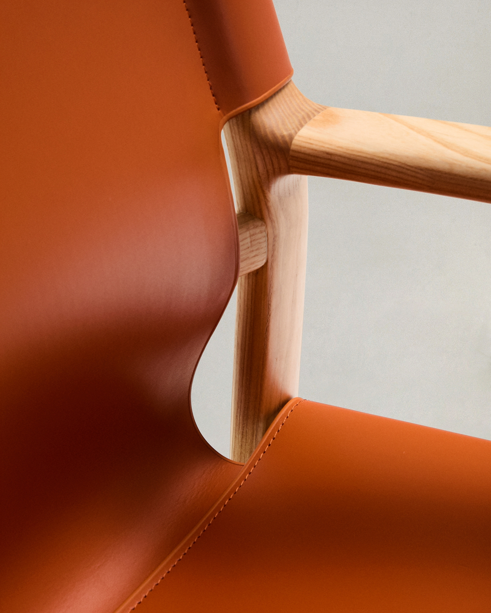 Стул Jan из переработанной кожи светло-коричневого цвета и ясеня в натуральном цвете