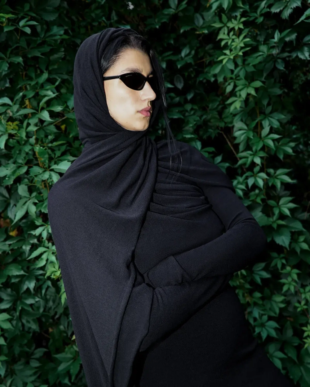 Вязаное платье мини с шарфом-шлейфом