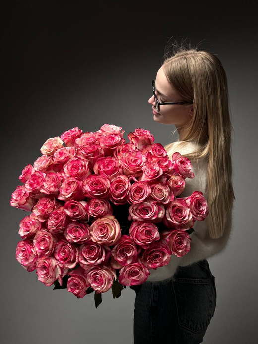 Букет из 51 малиново-белых роз под ленту