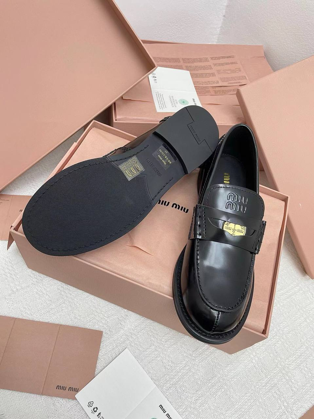 Женские кожаные лоферы Miu Miu черного цвета