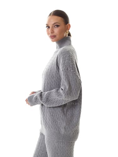 Серый трикотажный костюм в косичку