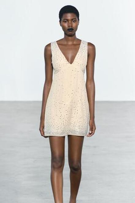 ZARA КОРОТКОЕ ПЛАТЬЕ СО СТРАЗАМИ — ZW COLLECTION, БЕЖЕВЫЙ