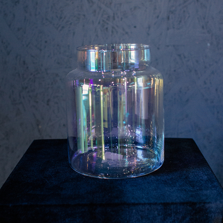 6. Широкая прозрачная ваза с бензиновым блеском