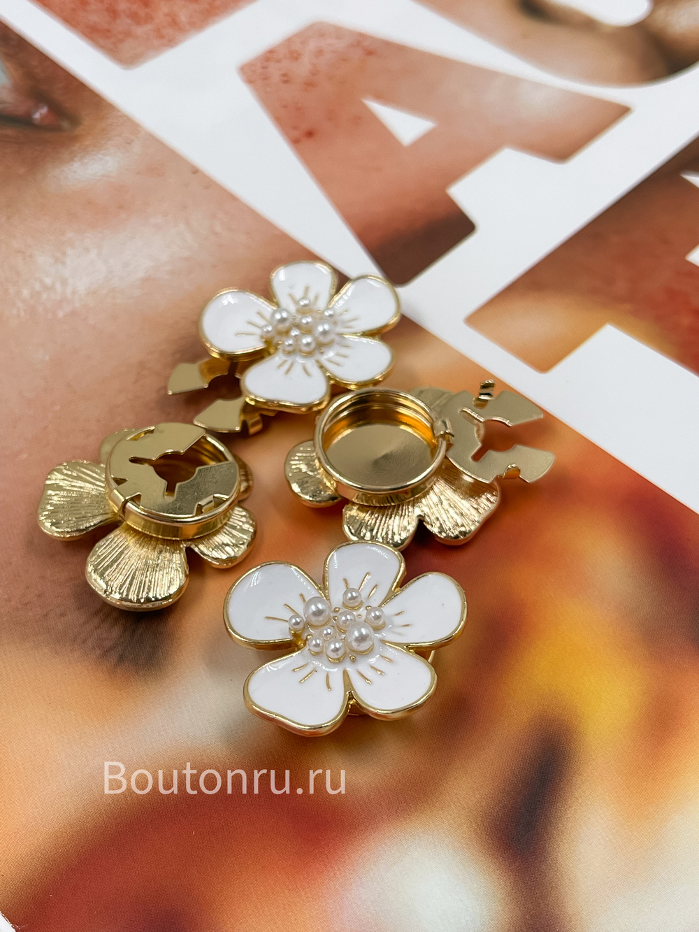 Накладка на пуговицу золотистая с белой эмалью в форме цветка с жемчугом (клипса)