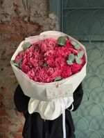 Букет из яркой одноголовой розы и эвкалипта 15 шт