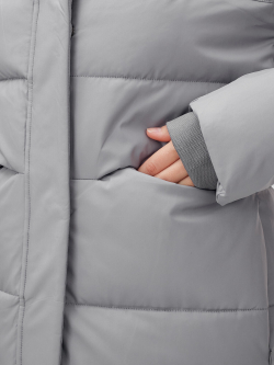 Пальто утепленное стеганное зимнее с капюшоном женское серого цвета 9620Sr