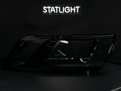 Левое стекло фары Skoda Octavia 2017-2023