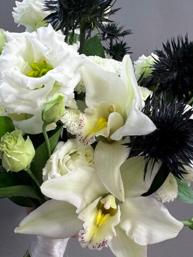 Букет невесты и бутоньерка с черным эрингиумом