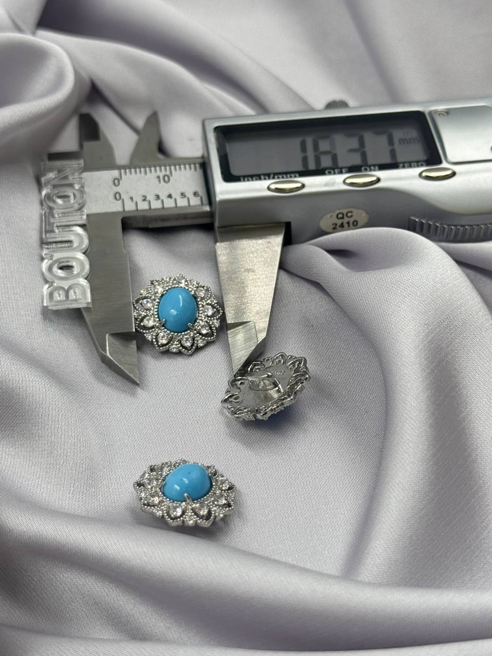 Пуговицы серебристые в форме цветка с горным хрусталем и голубым (бирюзовым) камнем