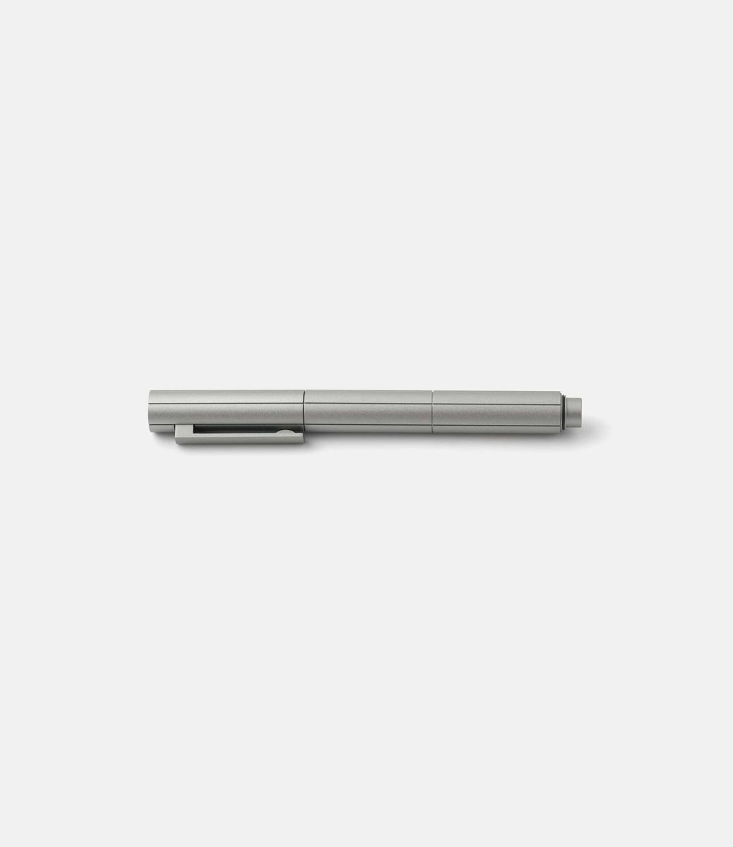 22 studio Seam Fountain Pen Anodized Grey — перьевая ручка из алюминия