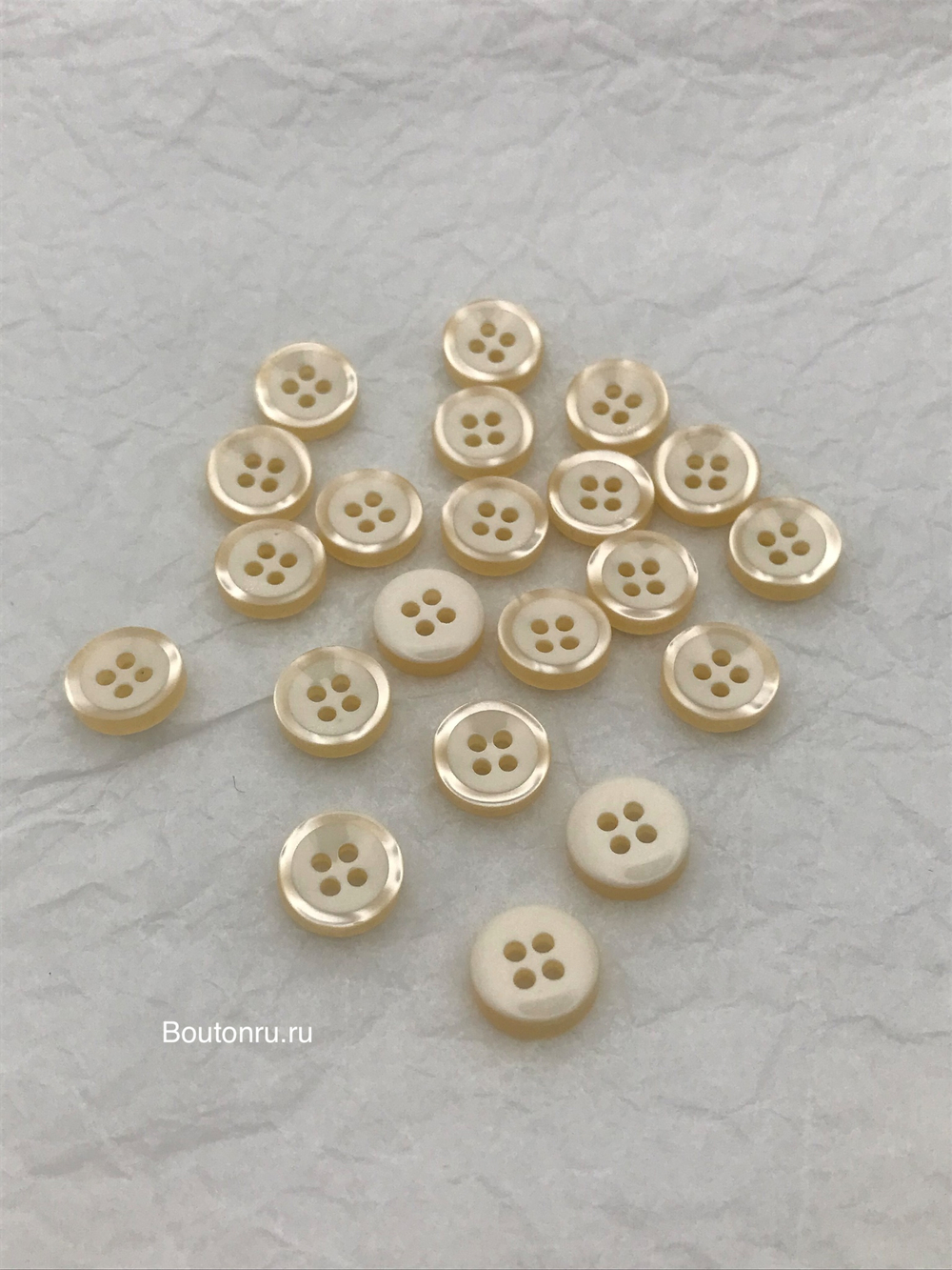 Пуговицы на прокол молочные с бежевой окантовкой