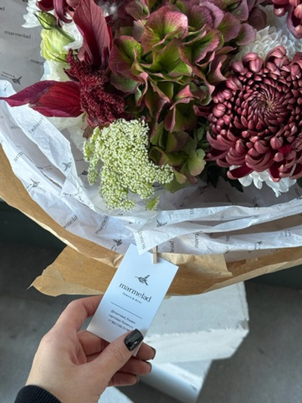 Букет из зеленой гортензии, хелеборуса, амми и хризантем бигуди